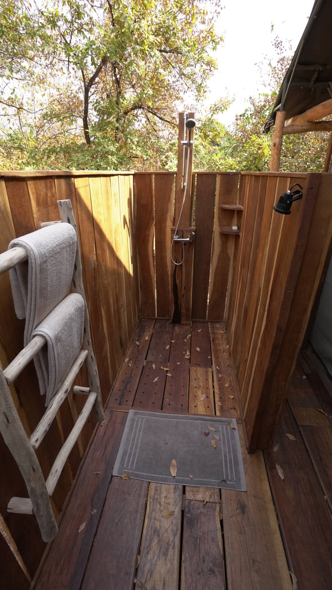 Douche extérieure en bois exotique