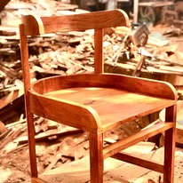 Fauteuil bois Venne aux lignes courbes