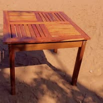 Table de jardin en lattes vernies