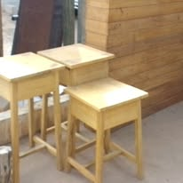 Tabourets bois clair empilables