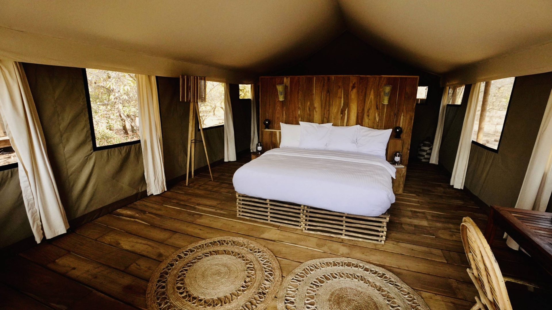 Suite lodge — tête de lit en bois Venne